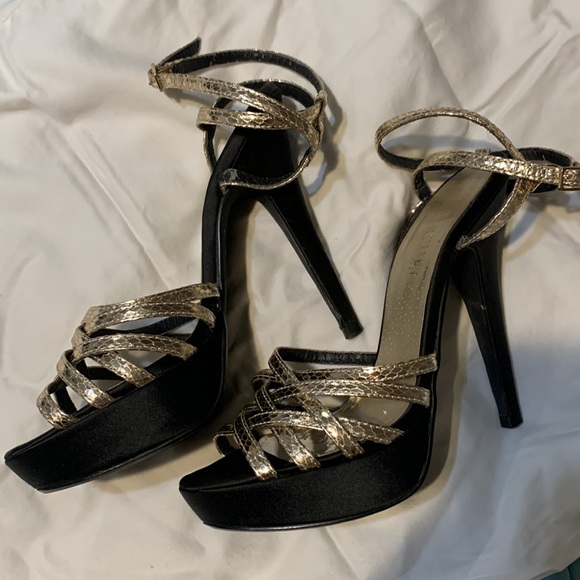Sexy black and gold heels perfect for the Holidays! - Picture 3 of 4